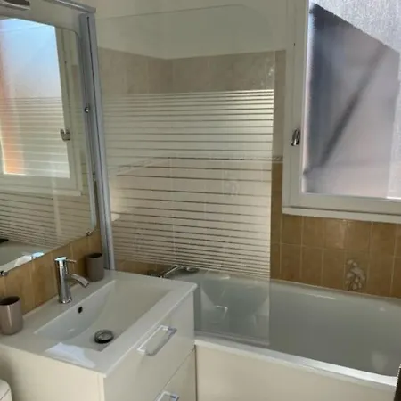 Renove Avec Clim, Parking, Piscine—proche Commerces, Et Port Au Cap D'agde - Fr-1-749-6 Agde