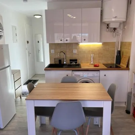 Apartment Renove Avec Clim, Parking, Piscine—proche Commerces, Et Port Au Cap D'agde - Fr-1-749-6