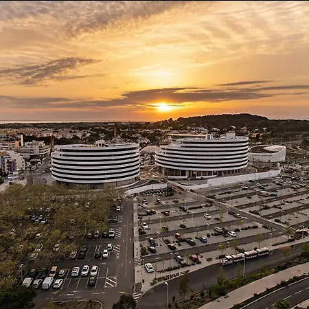 Renove Avec Clim, Parking, Piscine—proche Commerces, Et Port Au Cap D'agde - Fr-1-749-6 * Agde